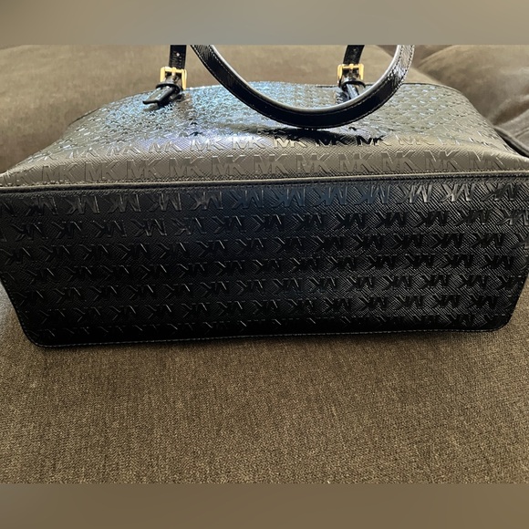 Like New! Beautiful black MK hand bag! Perfect condition, no damage! - Picture 4 of 5